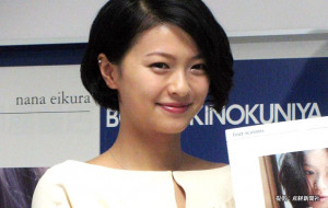 ３年半ぶりの写真集「ｆｏｕｒ　ｓｅａｓｏｎｓ」の発売イベントに登場した女優の榮倉奈々