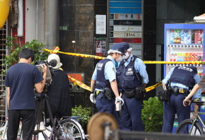 大阪カラオケパブ経営女性が殺害された、JR天満駅近くの「カラオケパブごまちゃん」が入る雑居ビル。 現在も大阪府警の警察官によって入り口は封鎖されている。